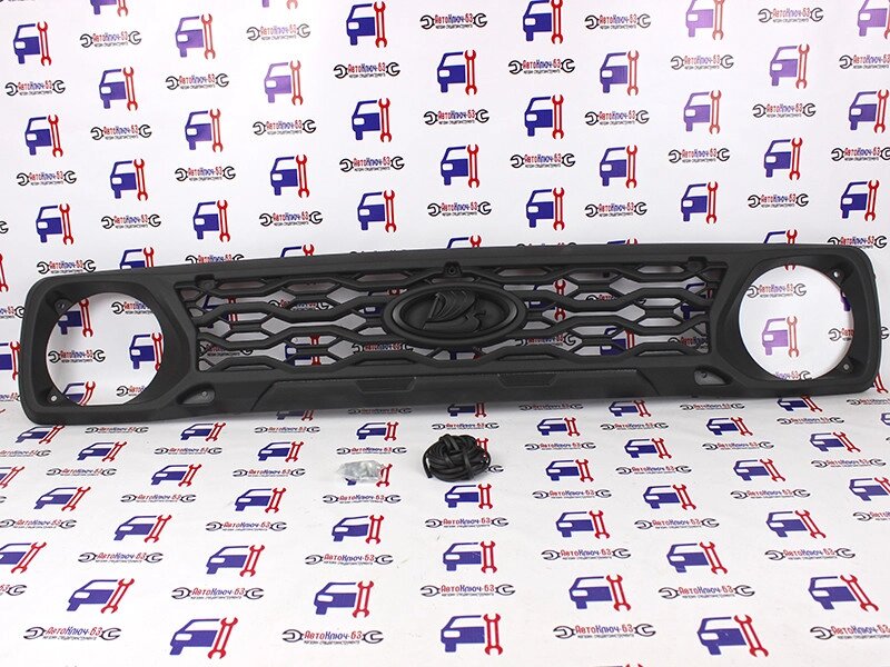 Решетка радиатора «Цепь» матовая со значком Ладья на автомобили Нива 4x4