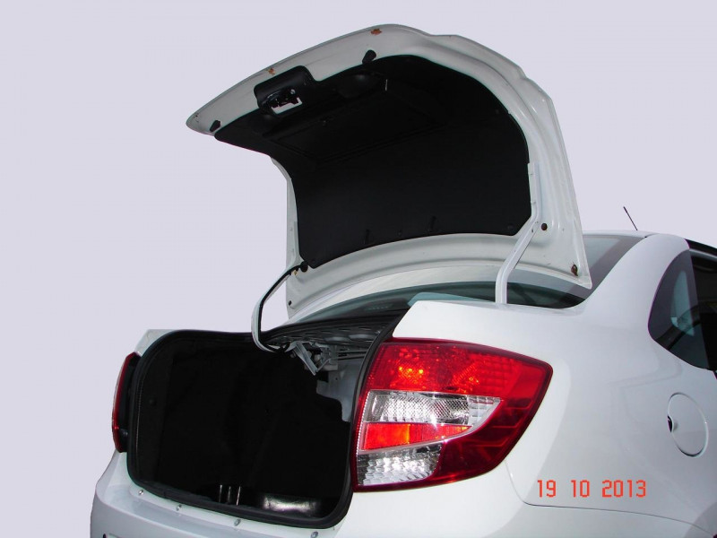 Обшивка крышки багажника со знаком аварийной остановки  для Лада Гранта седан